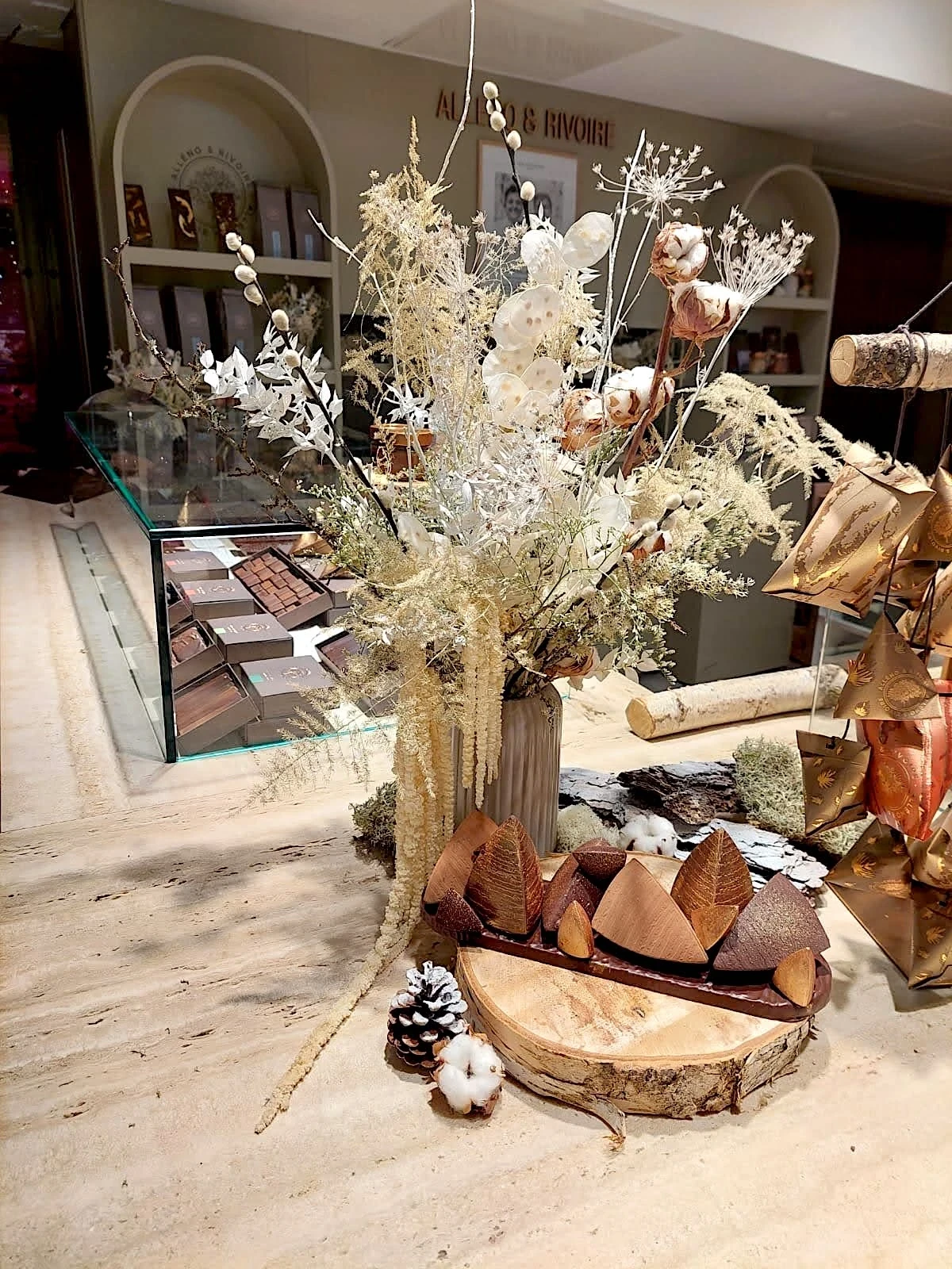 Plafond végétal fleurs séchées combat Belleville