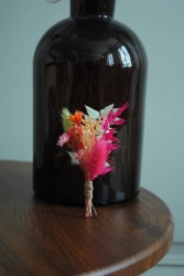 Boutonnière mariage fleurs séchées – Palette fuchsia, orange et vert