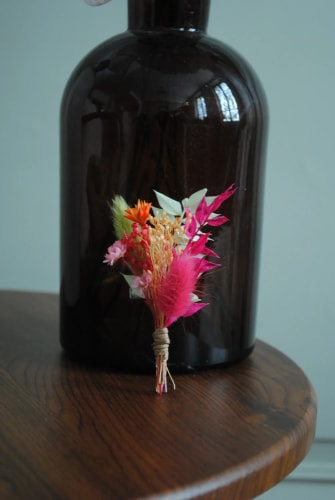 Boutonnière mariage fleurs séchées – Palette fuchsia, orange et vert