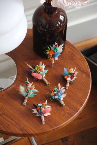 Boutonnières en fleurs séchées et stabilisées multicolores - mariage 2025