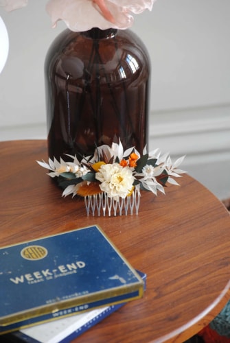 Peigne fleuri avec dahlia stabilisé- en fleurs stabilisées mariage 2025