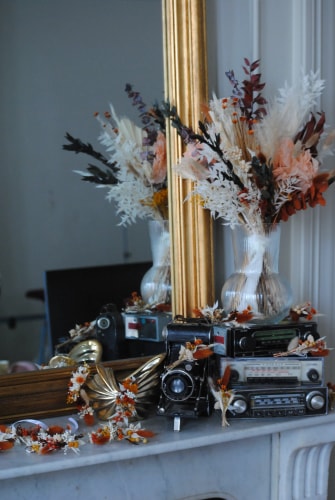 Bouquet en fleurs stabilisées et boutonnière et bracelets en fleurs stabilisées et séchées - terra cotta et couleurs naturelles