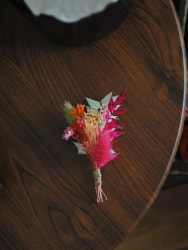 Boutonnière mariage fleurs séchées – Palette fuchsia, orange et vert