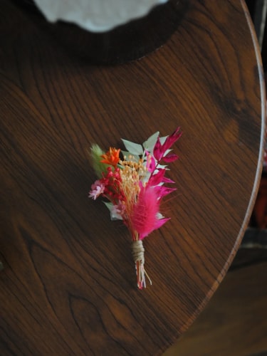 Boutonnière mariage fleurs séchées – Palette fuchsia, orange et vert