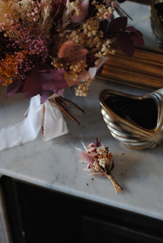 Bouquet et boutonnière en fleurs stabilisées tons doux et chauds- mariage 2024