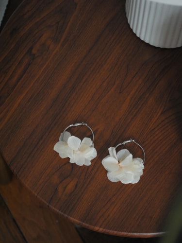 Créoles hortensia "nude" (pêche / rose poudré) – Boucles d'oreilles mariage fleurs stabilisées