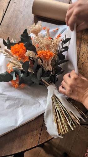 Bouquet en fleurs stabilisées : eucalyptus et hortensia orange - mariage 2025
