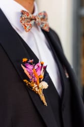 Boutonnière colorée en fleurs stabilisées - mariage 2022