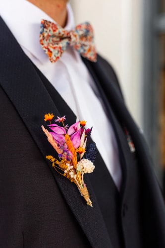 Boutonnière colorée en fleurs stabilisées - mariage 2022