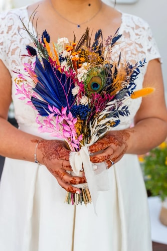 bouquet de mariée multicolore orange, bleu plume de paon, blanc. Fleurs stabilisées - mariage 2022