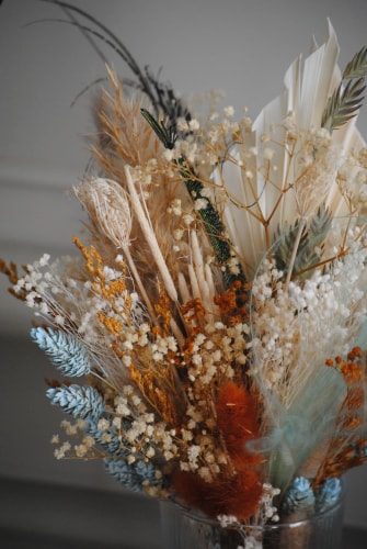 Bouquet en fleurs séchées et stabilisées plume de paon bleu et terracotta - mariage 2022
