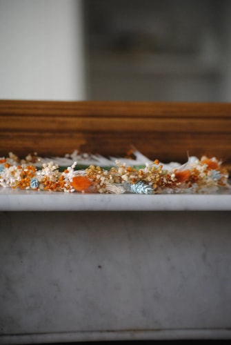 Couronne de mariée en fleurs séchées bleue et terracotta - mariage 2022