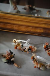Bracelets en fleurs stabilisées tons naturels et terracotta - mariage 2025