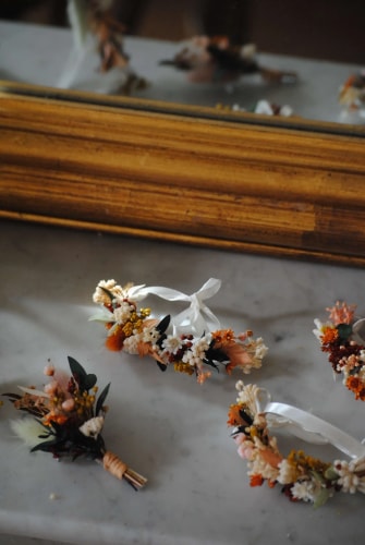 Bracelets en fleurs stabilisées tons naturels et terracotta - mariage 2025