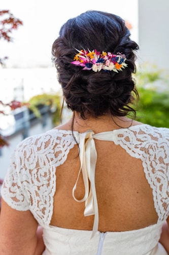 Peigne fleuri en fleurs séchées rose bleu roi - mariage 2022