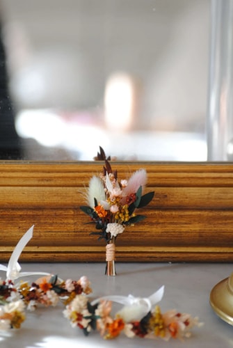 Boutonnière en fleurs stabilisées naturel vert et terracotta - mariage 2025