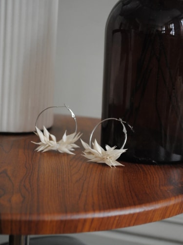 Créoles ruscus ivoire – Boucles d'oreilles mariage fleurs stabilisées