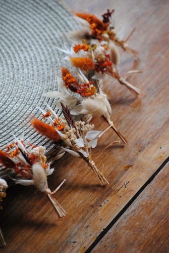 Boutonnières terra cotta - fleurs stabilisées et séchées - mariage 2025