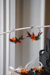 Boucles d'oreille en fleurs séchées et stabilisées bordeaux bleu et vert - mariage 2025