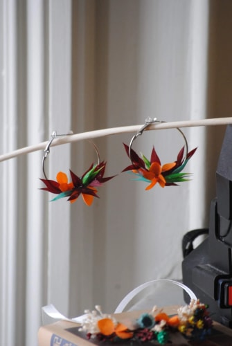 Boucles d'oreille en fleurs séchées et stabilisées bordeaux bleu et vert - mariage 2025