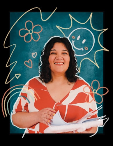 Une femme souriante tenant un livre dans ses mains, avec un fond coloré et des doodles de fleurs, un soleil et des cœurs autour d'elle.