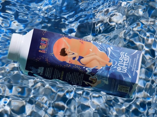 Bouteille de jus avec un design coloré montrant une jeune femme en maillot de bain sur un fond aquatique bleu.