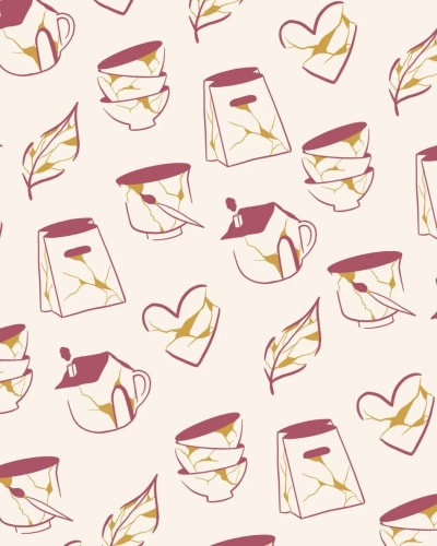 Un motif répétitif avec des tasses, des bols, des sachets de thé et des feuilles, tous dans des teintes de rose et beige, avec des effets de fissures sur les objets.