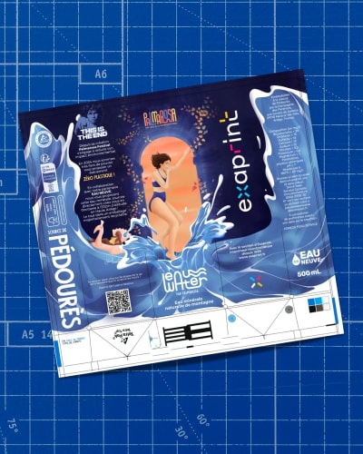 Étiquette d'un produit de bain montrant une illustration de personnes nageant dans l'eau, avec des éléments graphiques bleus sur un fond de plan technique.