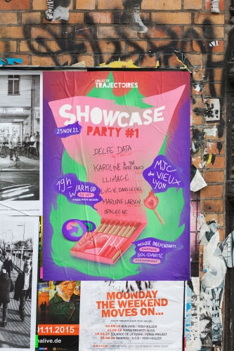 Affiche colorée pour un événement musical intitulé 'SHOWCASE PARTY #1' avec des artistes comme DELFE DATA, Karoline, et d'autres, affichée sur un mur en briques. Date de l'événement : 25 novembre 2022.