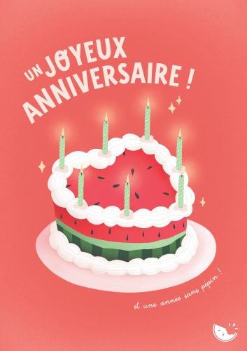 Un gâteau d'anniversaire en forme de cœur, décoré de crème fouettée, de graines de pastèque et de bougies allumées, avec un fond rose et le texte 'Un Joyeux Anniversaire !' en haut.