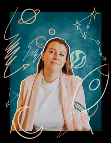 Portrait d'une femme souriante sur un fond bleu avec des illustrations d'astronomie, des étoiles, des planètes et une fusée.