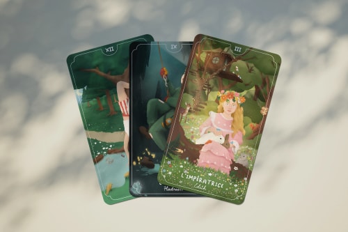 Quatre cartes de tarot illustrées, dont une représentant une femme en rose avec une couronne de fleurs, entourée d'éléments naturels.