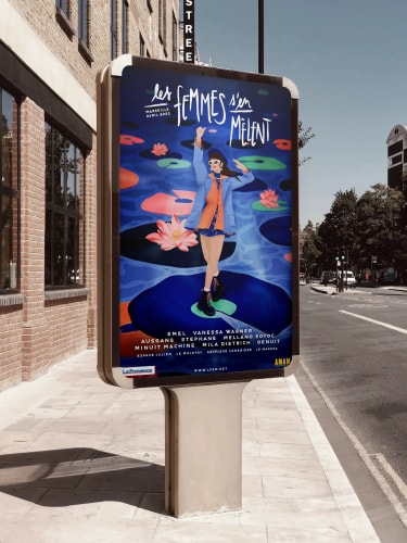 Une affiche colorée représentant une femme en robe bleue sur un fond aquatique, entourée de fleurs et de motifs en mouvement, avec le texte 'les femmes s'en mêlent'.