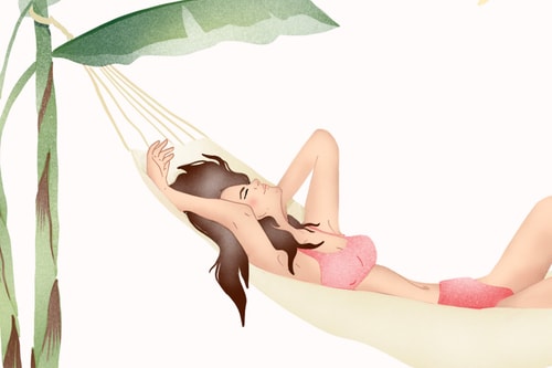 Une femme détendue allongée dans un hamac sous une feuille de plante, portant un bikini rose.