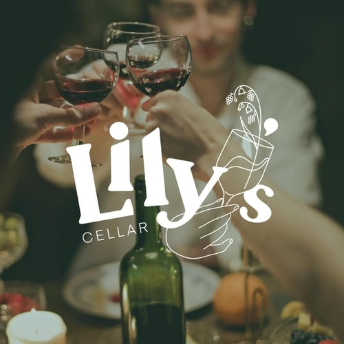 Group de personnes portant des verres à vin, avec une bouteille de vin sur la table, et le logo 'Lily's Cellar' en superposition.