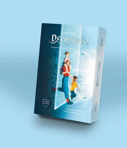 Boîte du jeu 'Decomexio' des éditions L'Eclap. Une illustration montrant trois personnages, une adolescente et deux enfants, interagissant avec des éléments futuristes et technologiques dans un décor clair et moderne.