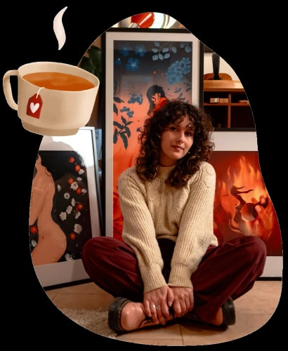 Femme assise sur le sol avec des posters artistiques autour d'elle, tenant une tasse de thé orange, avec un fond créatif.