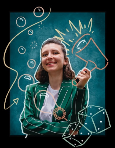 Femme souriante portant une veste à rayures vertes, tenant une cloche de service, entourée de dessins de bulles et de formes abstraites sur un fond turquoise.