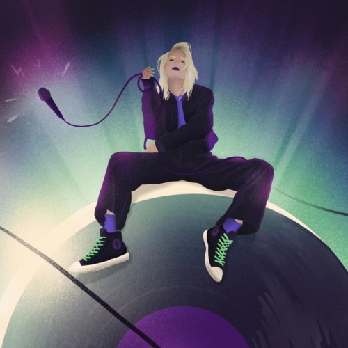 Illustration d'une artiste musicale assise sur un disque vinyle, portant des vêtements noirs avec des accents violets et verts, tenant un micro, dans un éclairage coloré et dynamique.