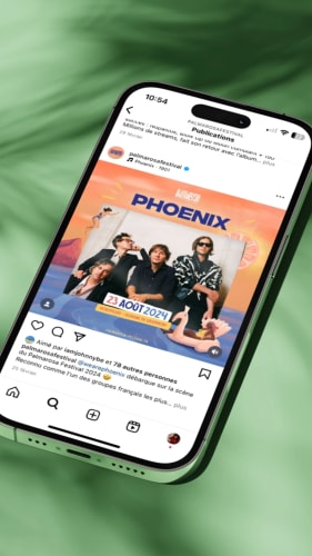 Publicité pour le concert de Phoenix le 23 août 2024, affichant le groupe sur une plage avec des couleurs vibrantes.