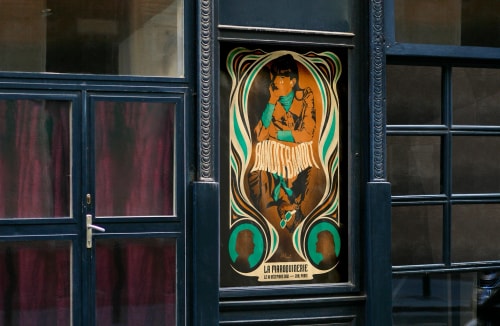 Affiche rétro colorée représentant un homme en costume, avec le texte 'La Prohibition' en haut et des silhouettes de visages sur les côtés.