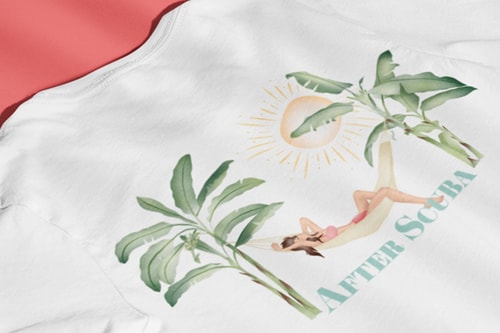Un t-shirt blanc avec une illustration d'une femme allongée dans un hamac, entourée de palmiers, sous un soleil radieux et le texte 'AFTER SCUBA'.
