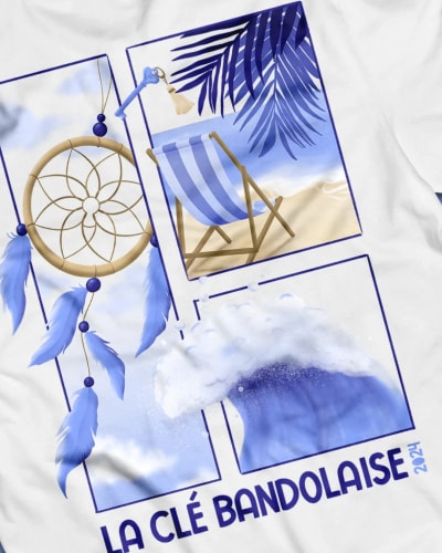 Image présentant un design de t-shirt avec un attrape-rêves, une chaise longue sur la plage et une vague blanche, entouré de couleurs bleues et blanches, avec le texte 'LA CLÉ BANDOLAISE 21H'.