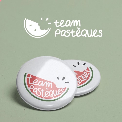 Deux badges ronds avec le logo 'team pastèques' et un design de pastèque, sur un fond vert.