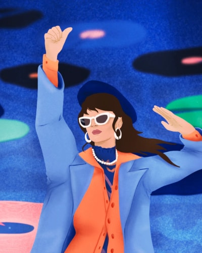 Illustration d'une femme dansant, portant une veste bleu clair, une chemise orange, et des lunettes de soleil blanches, avec des boucles d'oreilles en perles, sur un fond de disques vinyles colorés.