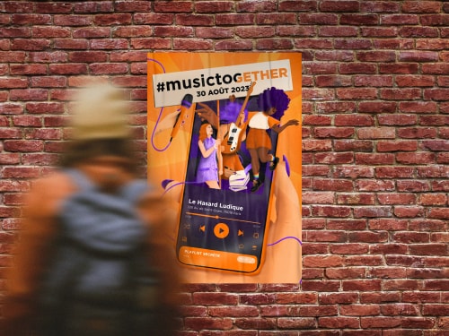 Affiche colorée pour l'événement #musictogether le 30 août 2023, présentant une illustration d'une personne en train de jouer de la musique, avec un téléphone affichant une playlist intitulée 'Le Hasard Ludique', sur fond de briques rouges.