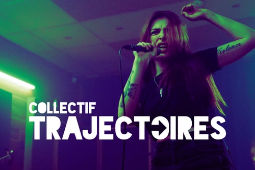 Une chanteuse sur scène s'exprimant avec passion, tenant un micro, avec des lumières colorées en arrière-plan. Le texte en bas de l'image indique 'COLLECTIF TRAJECTOIRES'.
