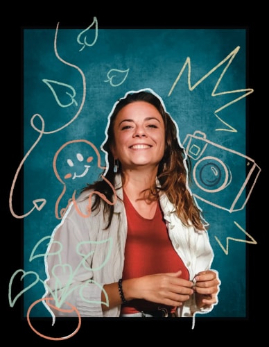 Portrait d'une femme souriante avec un fond coloré, entourée de dessins stylisés d'un poulpe, d'un appareil photo et de motifs floraux.