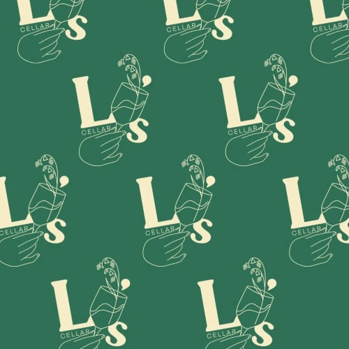 Motif répétitif sur fond vert, avec des illustrations de mains et des éléments botaniques, incluant les mots 'L's' et 'CELLAR'.