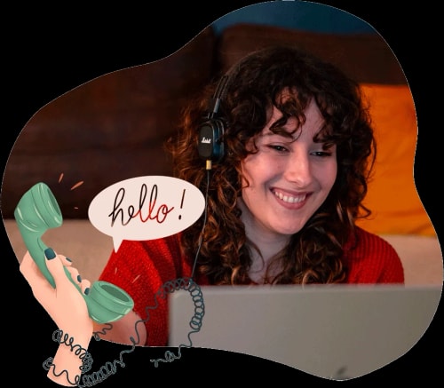 Femme souriante au téléphone, portant un casque, devant un ordinateur portable avec une couleur de fond chaleureuse.